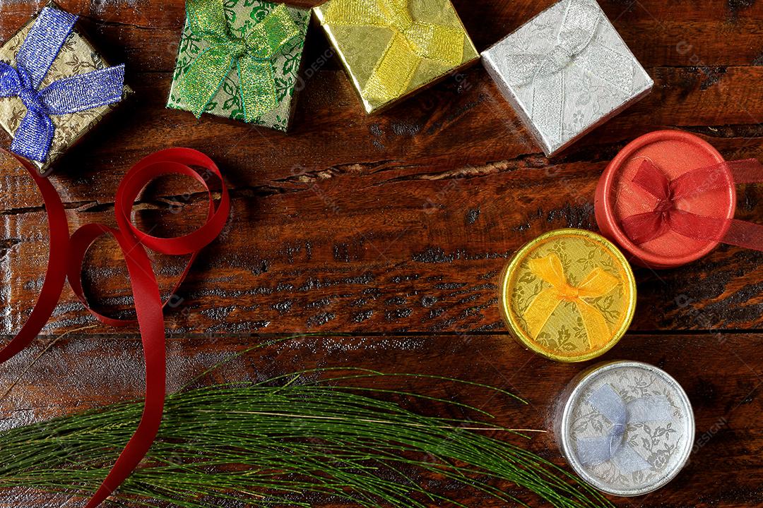 Composição de Natal. Presentes de Natal na mesa de madeira. Vista superior papel, papelão