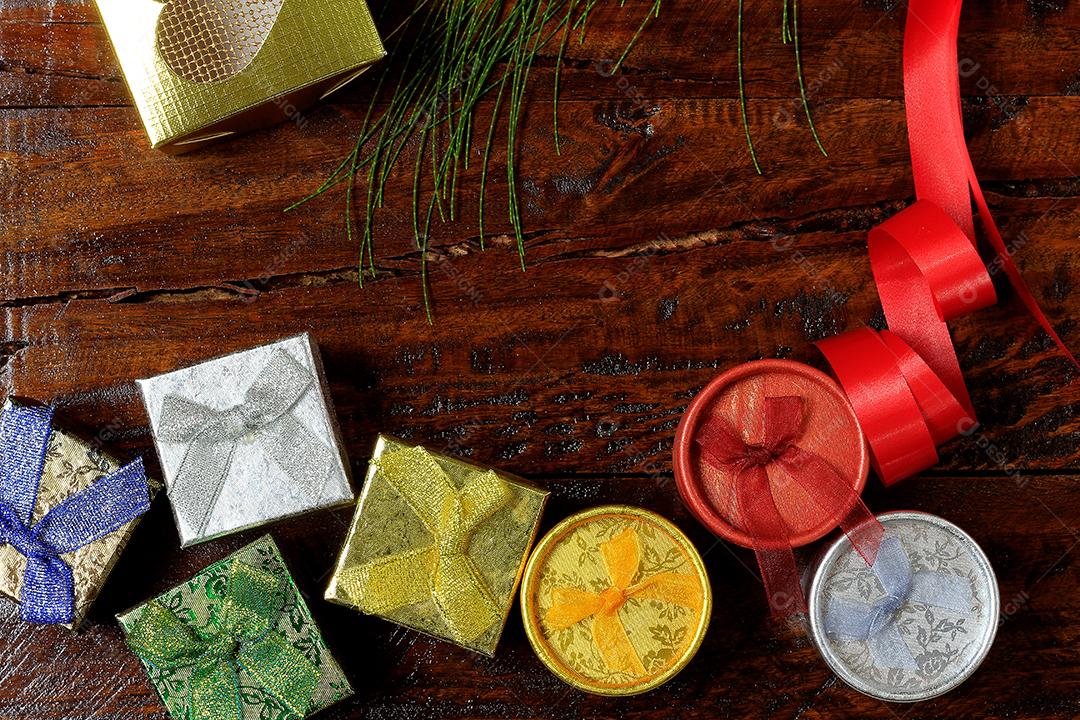 Composição de Natal. Presentes de Natal na mesa de madeira. Vista superior papel, papelão