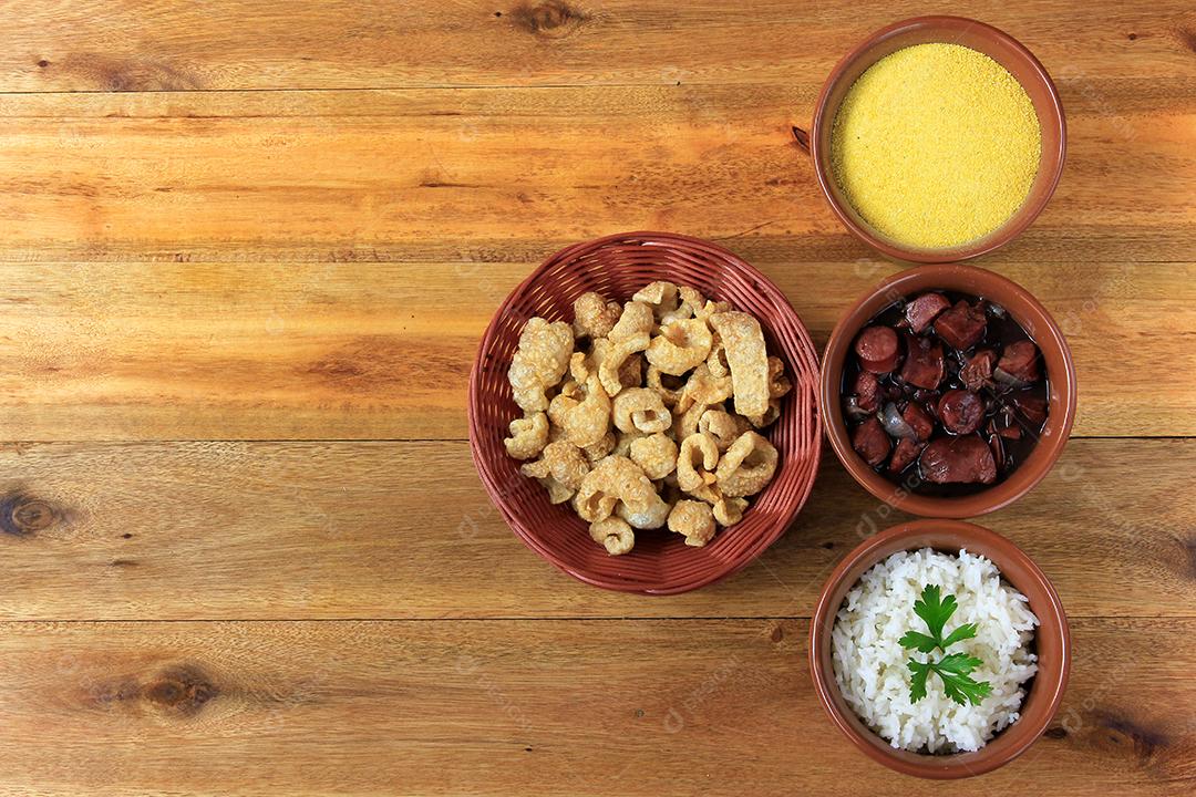 Feijoada brasileira, prato tradicional da culinária brasileira, na mesa de madeira. vista do topo