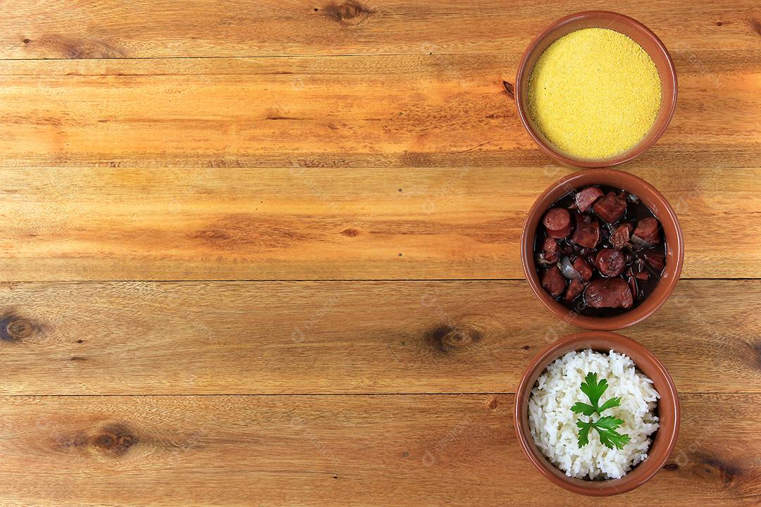 Feijoada brasileira, prato tradicional da culinária brasileira, na mesa de madeira. vista do topo