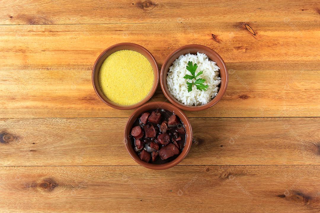 Feijoada brasileira, prato tradicional da culinária brasileira, na mesa de madeira. vista do topo