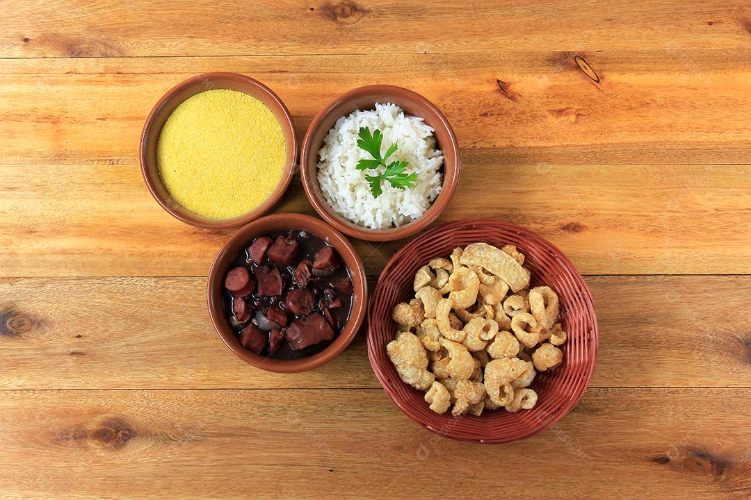 Feijoada brasileira, prato tradicional da culinária brasileira, na mesa de madeira. vista do topo