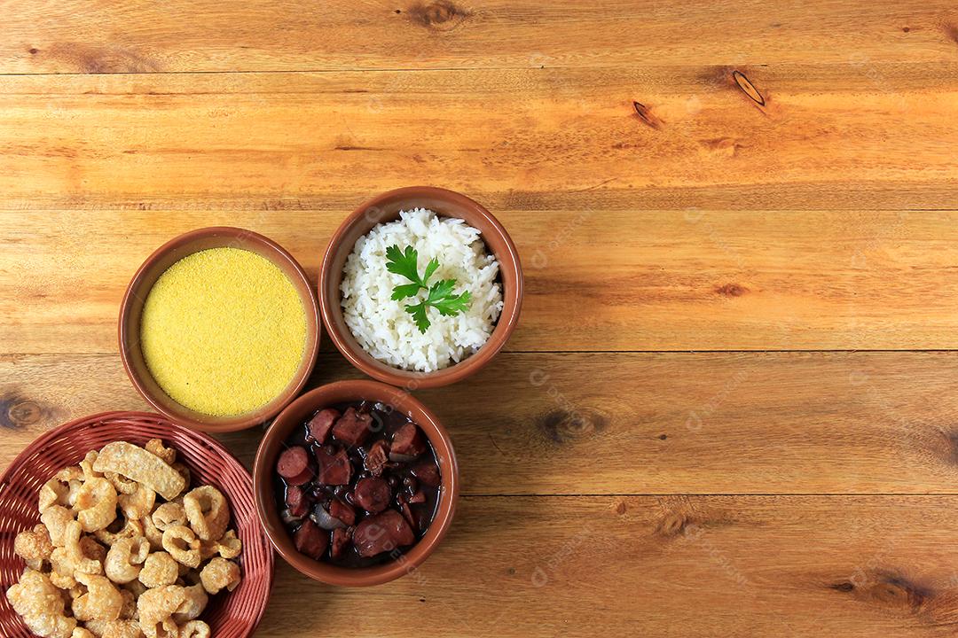 Feijoada brasileira, prato tradicional da culinária brasileira, na mesa de madeira. vista do topo