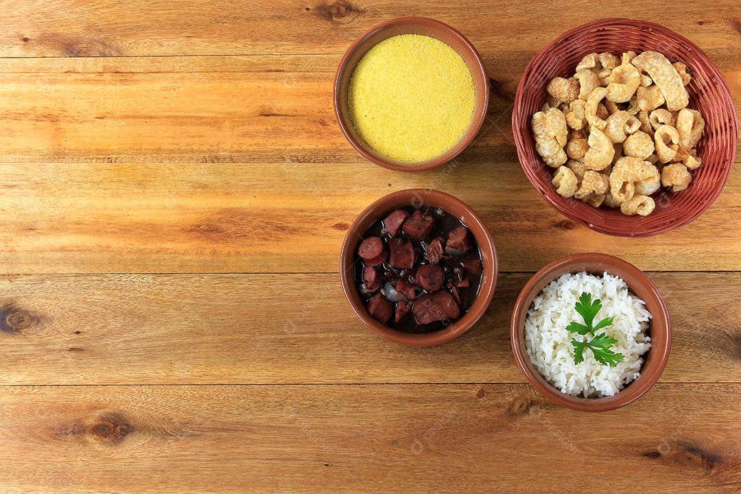 Feijoada brasileira, prato tradicional da culinária brasileira, na mesa de madeira. vista do topo