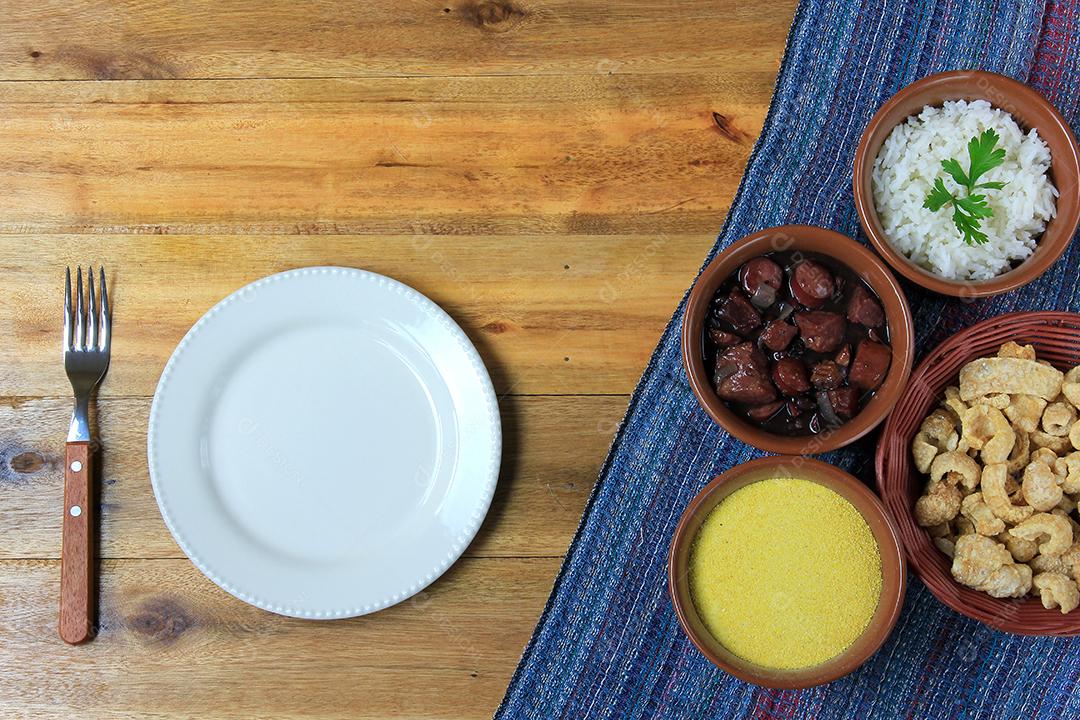 Feijoada brasileira, prato tradicional da culinária brasileira, na mesa de madeira. vista do topo