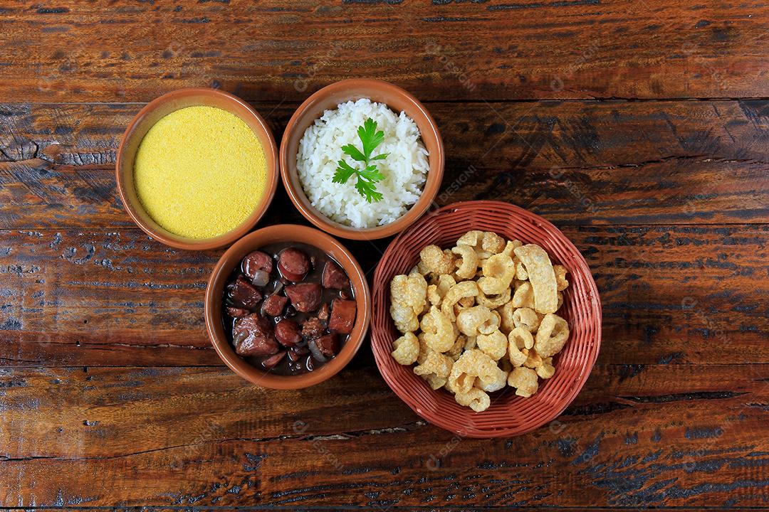 Feijoada brasileira, prato tradicional da culinária brasileira, na mesa de madeira. vista do topo