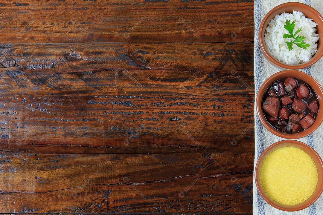 Feijoada brasileira, prato tradicional da culinária brasileira, na mesa de madeira. vista do topo