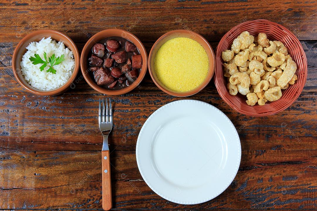 Feijoada brasileira, prato tradicional da culinária brasileira, na mesa de madeira. vista do topo