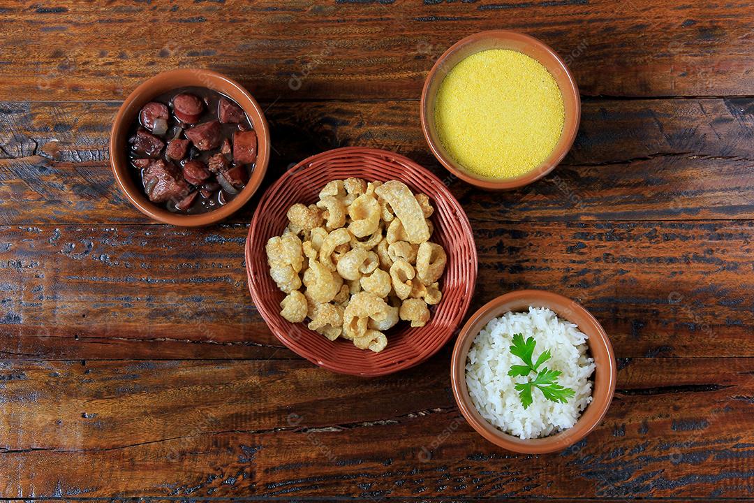 Feijoada brasileira, prato tradicional da culinária brasileira, na mesa de madeira. vista do topo