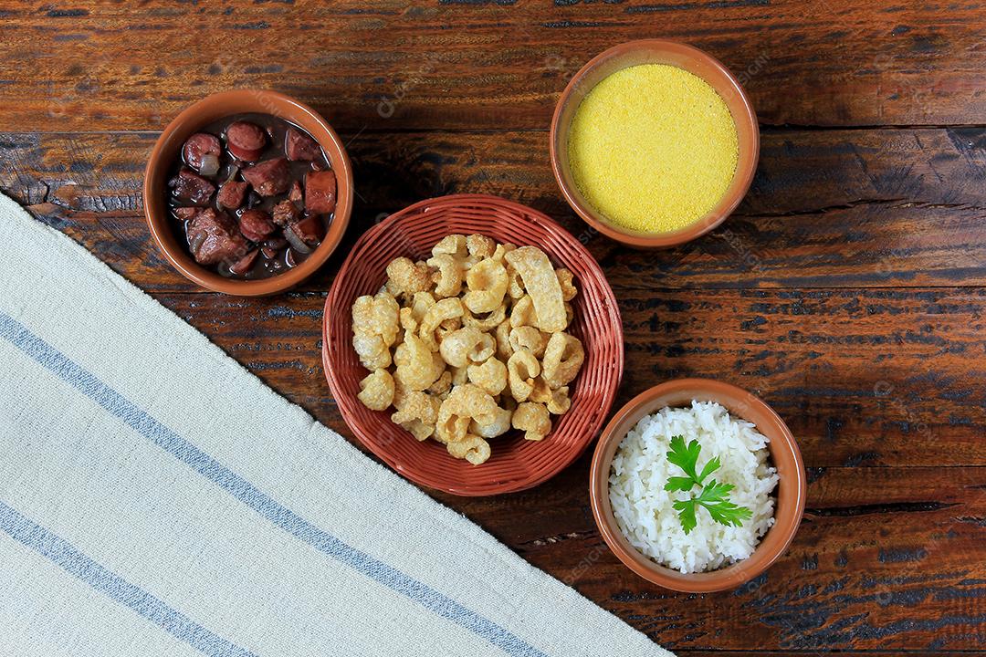 Feijoada brasileira, prato tradicional da culinária brasileira, na mesa de madeira. vista do topo