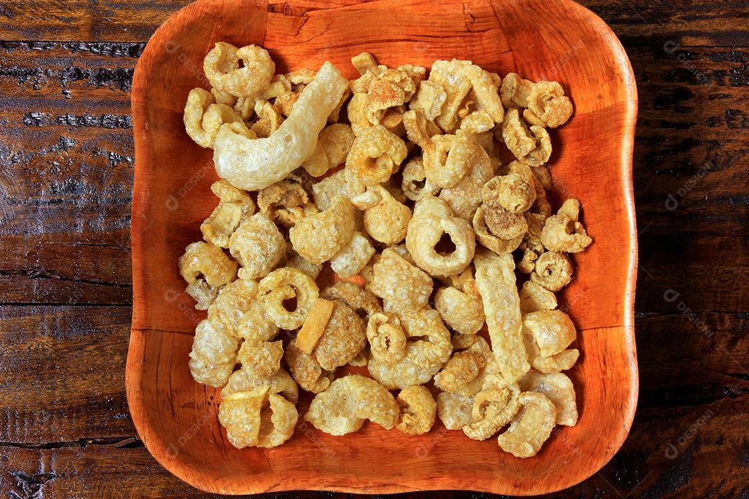 Torresmo (biscoito), comida típica brasileira feita da pele da carne de porco frita e torrada