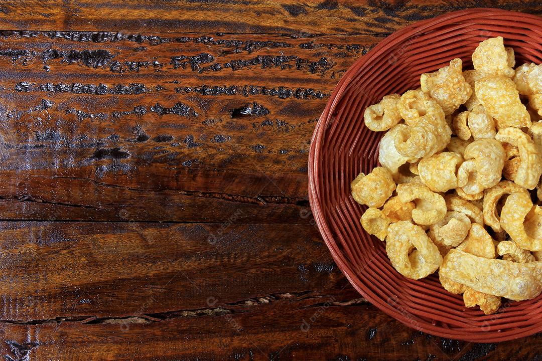 Torresmo (biscoito), comida típica brasileira feita da pele da carne de porco frita e torrada