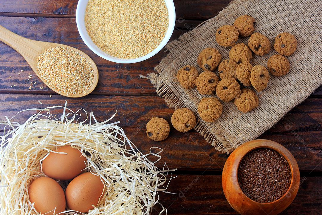 biscoitos caseiros sem glúten e sem lactose na mesa de madeira rústica com ingredientes. Vista do topo