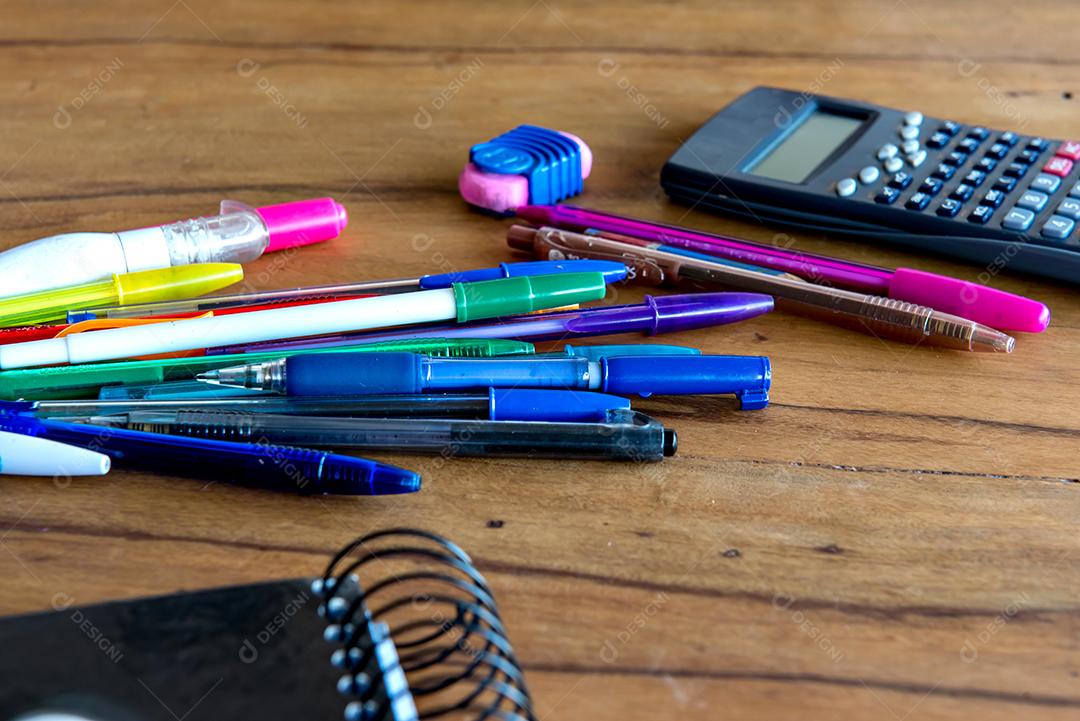 Material escolar na mesa de madeira. Mesa de estudo.