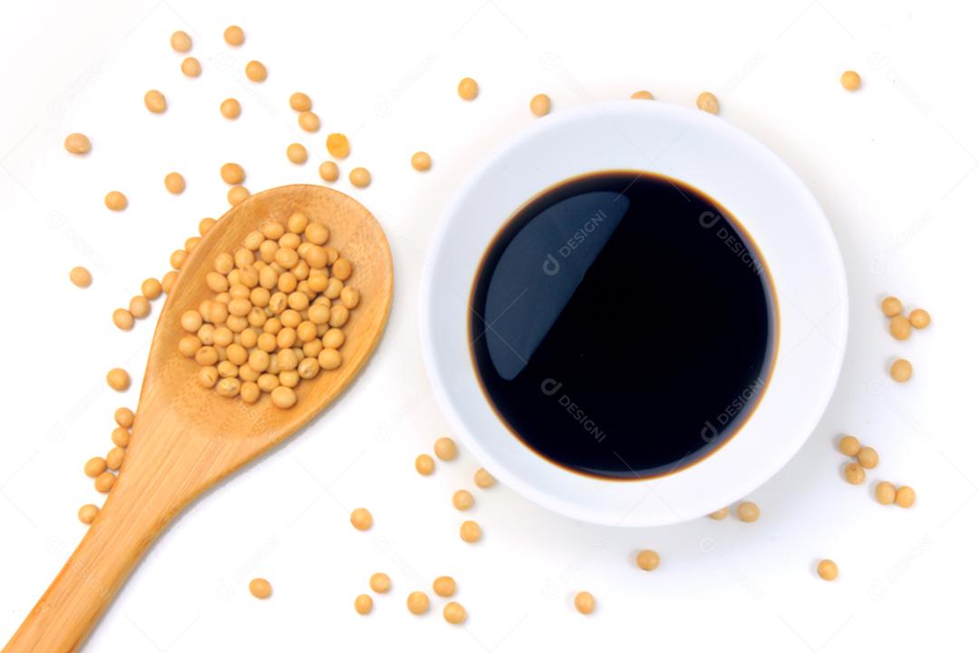 Molho de soja em uma tigela de cerâmica isolada no fundo branco, com traçado de recorte. Copiar espaço