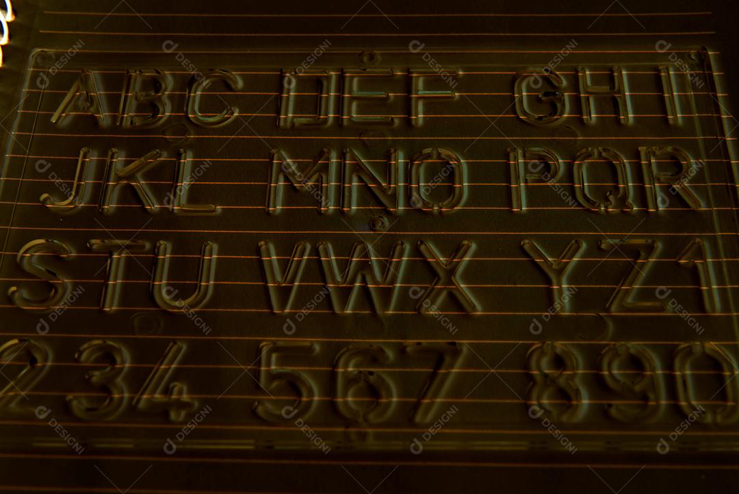 Modelo para escrever letras do alfabeto. Material escolar.