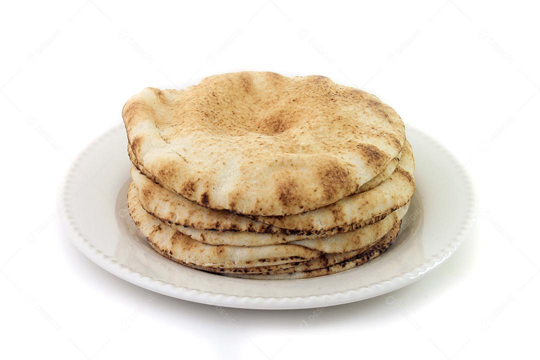 Pão pita isolado na mesa de madeira rústica em pano rústico. Comida tradicional e típica da culinária árabe