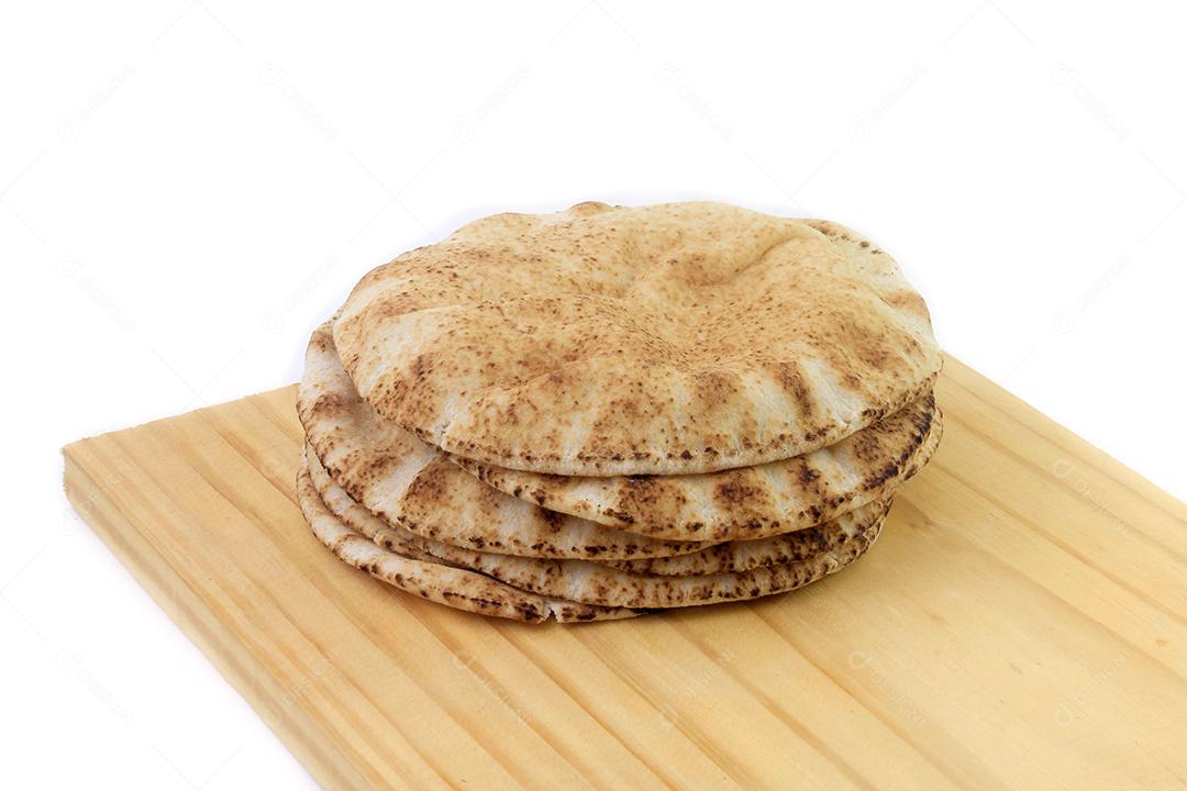 Pão pita isolado no fundo branco. Comida típica e tradicional da culinária e cultura árabe