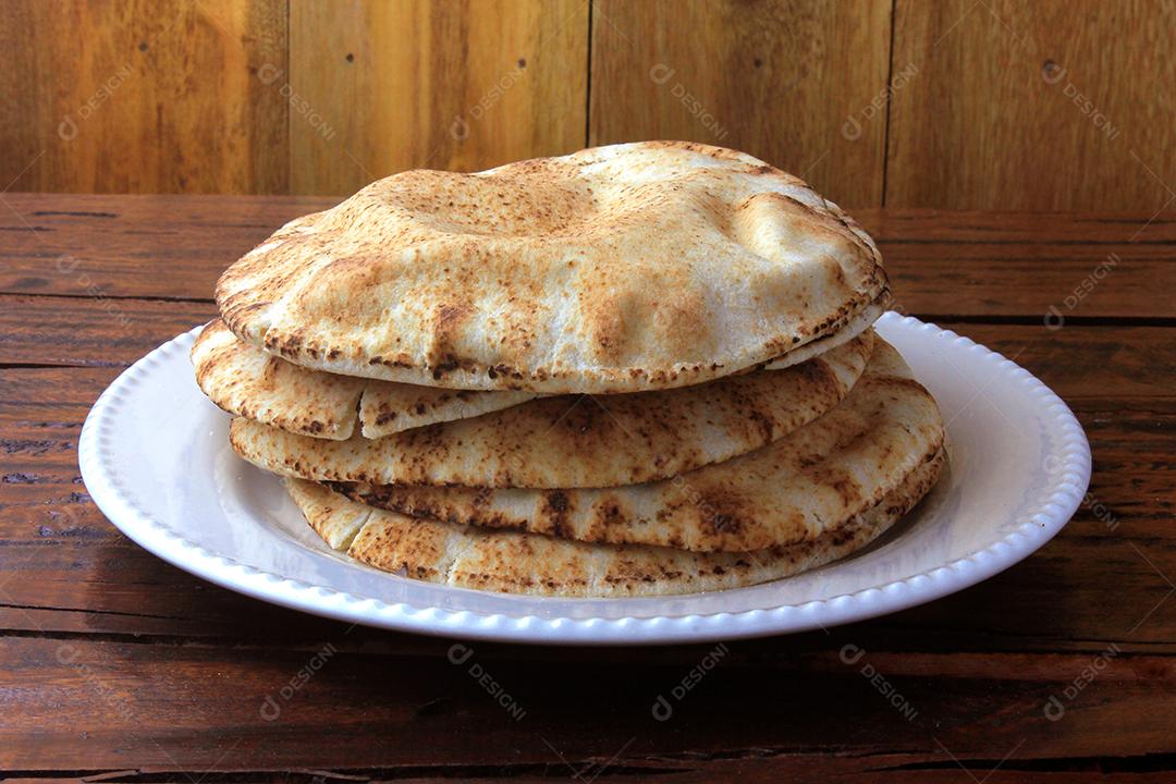 Pão pita isolado na mesa de madeira rústica Comida tradicional e típica da cozinha árabe