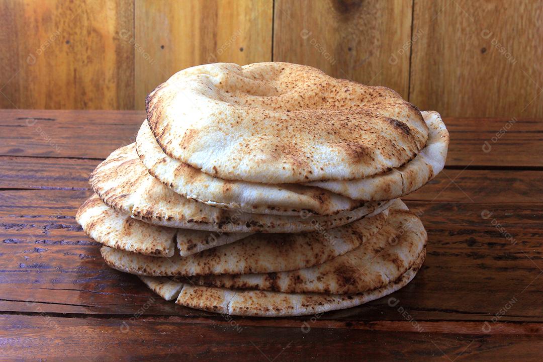 Pão pita isolado na mesa de madeira rústica Comida tradicional e típica da cozinha árabe