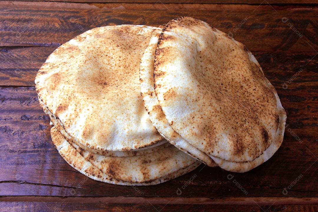 Pão pita isolado na mesa de madeira rústica Comida tradicional e típica da cozinha árabe