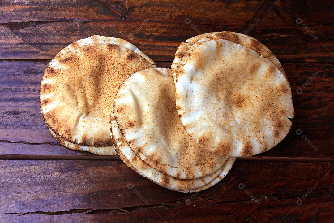 Pão pita isolado na mesa de madeira rústica Comida tradicional e típica da cozinha árabe