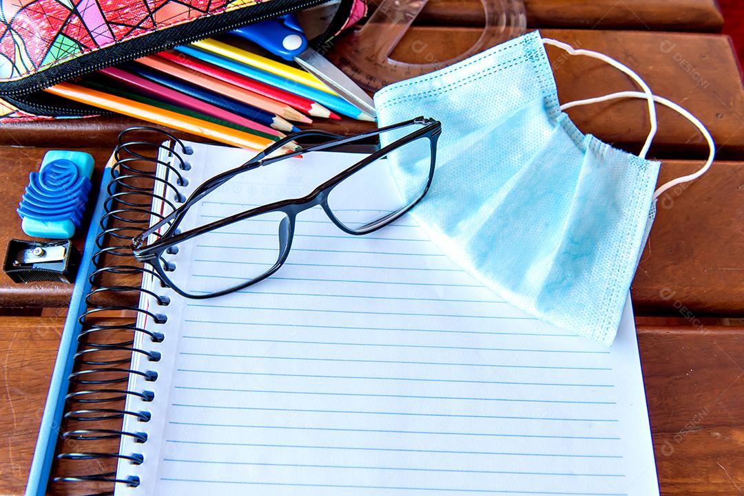 Óculos em cima do caderno. Material de estudo