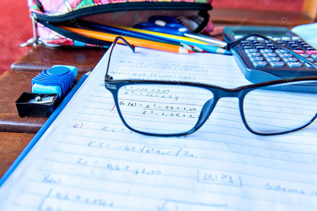 Óculos em cima do caderno. Material de estudo