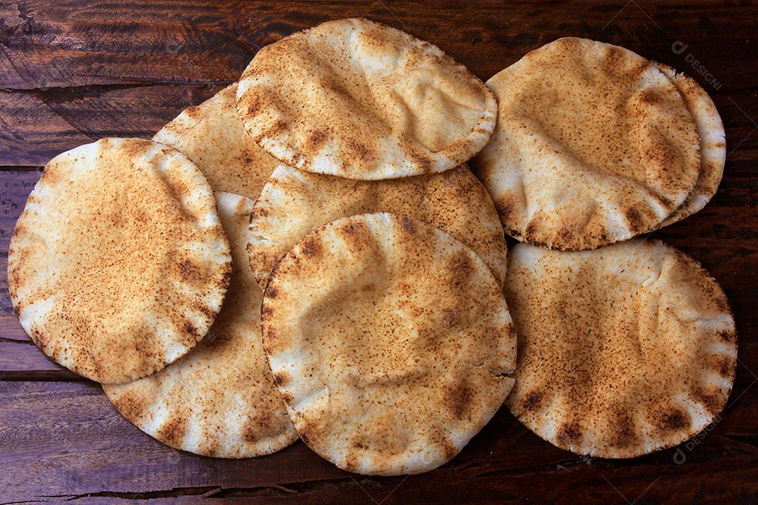 Pão pita isolado na mesa de madeira rústica Comida tradicional e típica da cozinha árabe