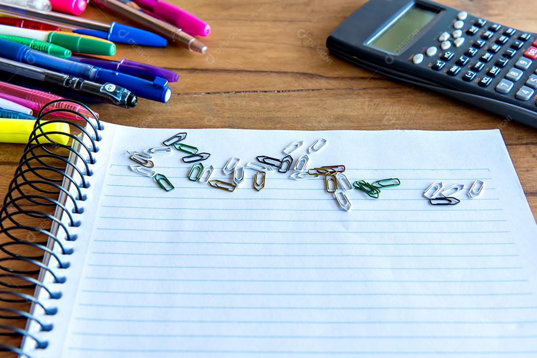 Material escolar na mesa de madeira. Mesa de estudo