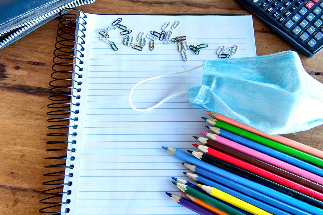 Material escolar na mesa de madeira. Mesa de estudo