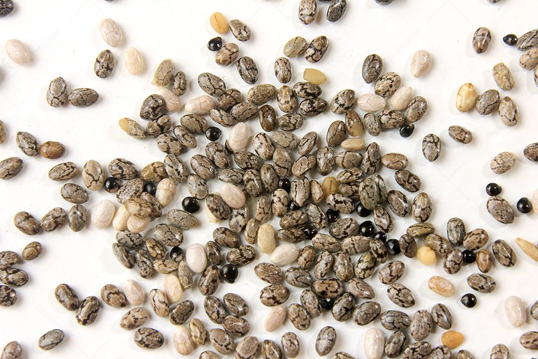 Sementes de Chia isoladas no fundo branco, espalhadas na superfície com vista superior