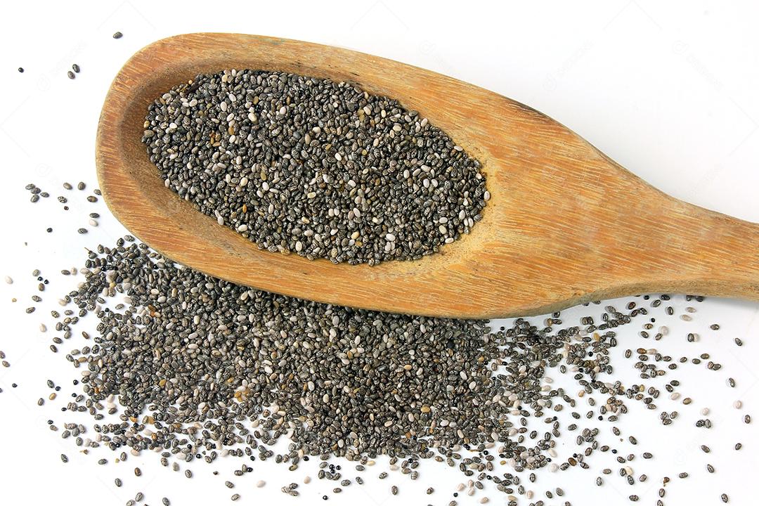 sementes de chia em colher de pau isoladas no fundo branco com vista superior