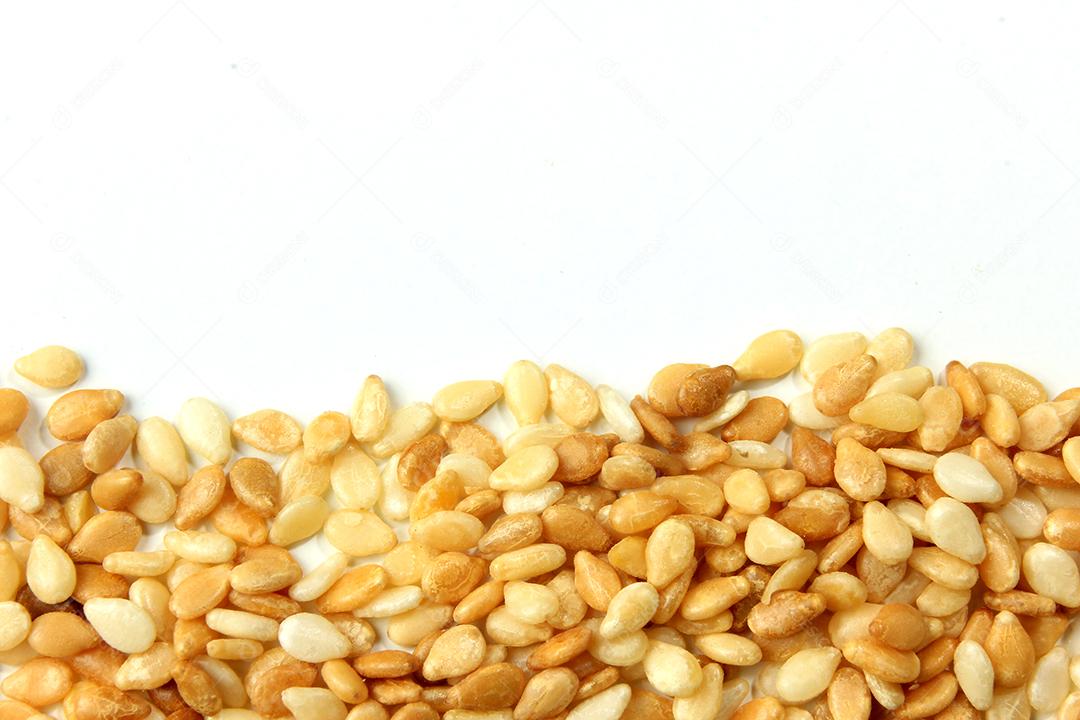 Sementes de gergelim isoladas no fundo branco, vista superior. fotografia macro