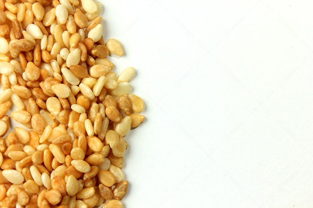 Sementes de gergelim isoladas no fundo branco, vista superior. fotografia macro