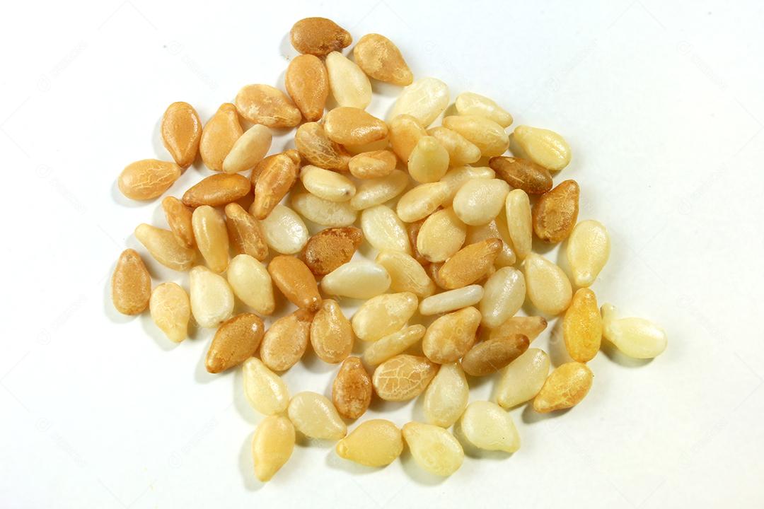 Sementes de gergelim isoladas no fundo branco, vista superior. fotografia macro