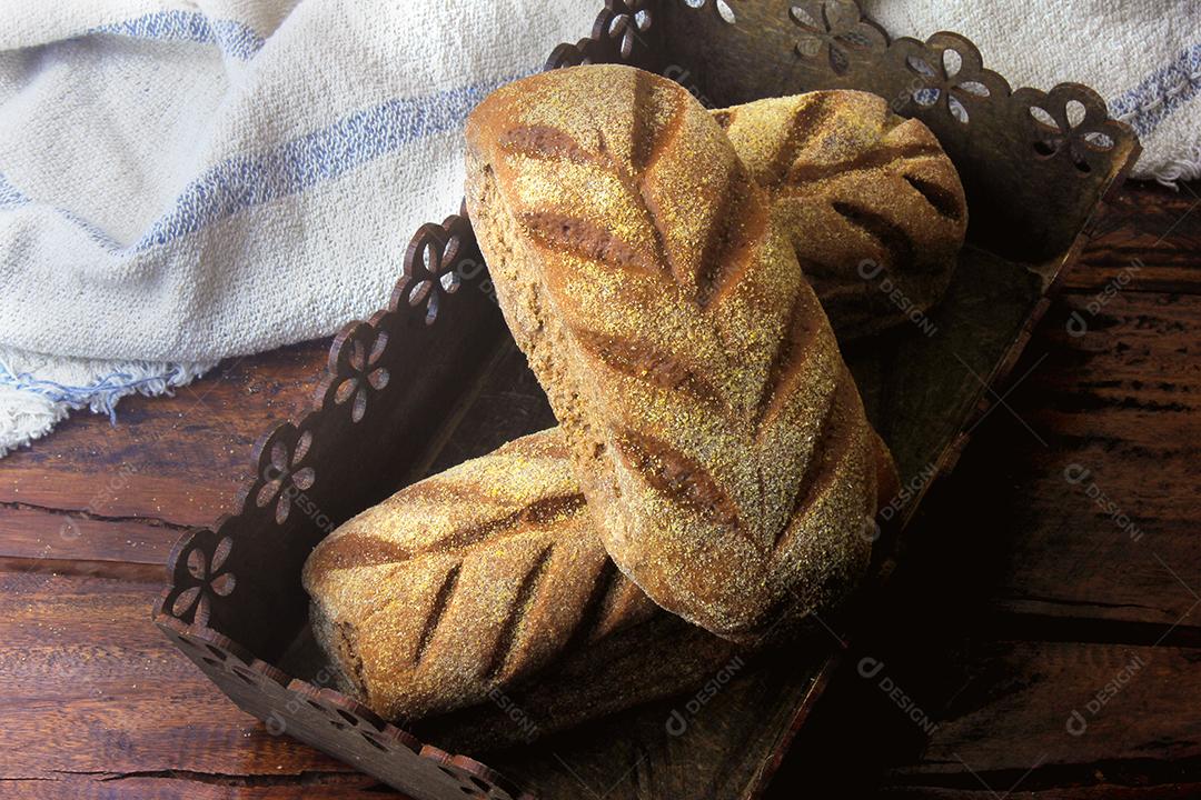 Pão australiano na cesta sobre fundo de madeira rústico. Tradicionalmente este pão é feito com chocolate em pó