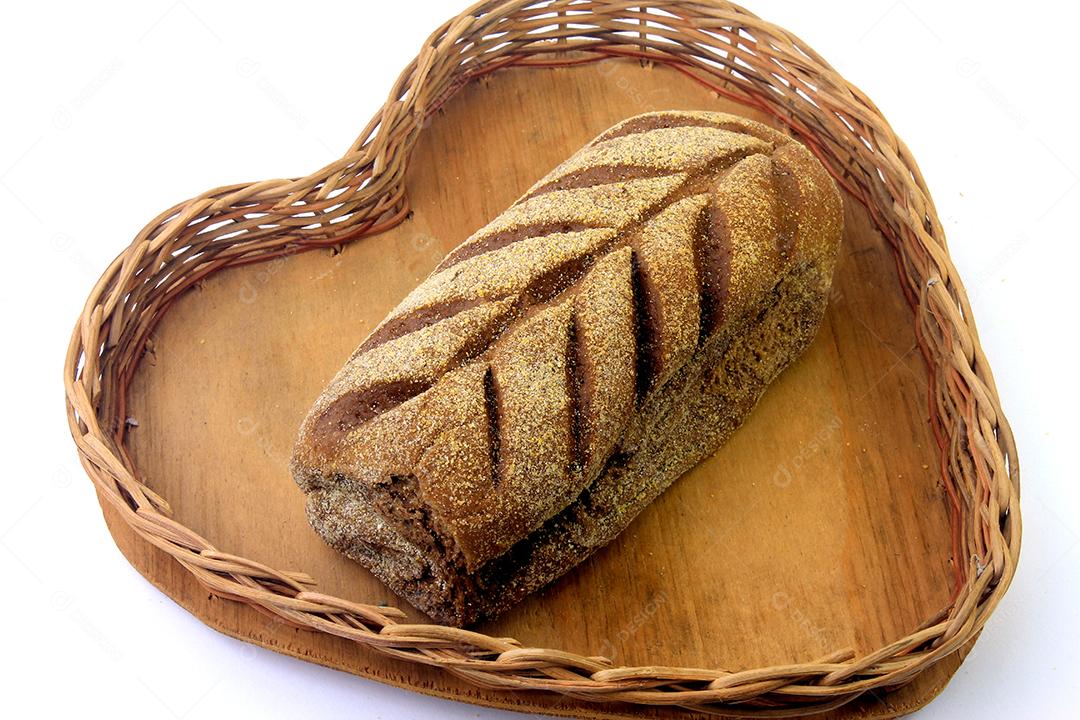 Pão australiano na cesta sobre fundo branco. Tradicionalmente este pão é feito com chocolate em pó
