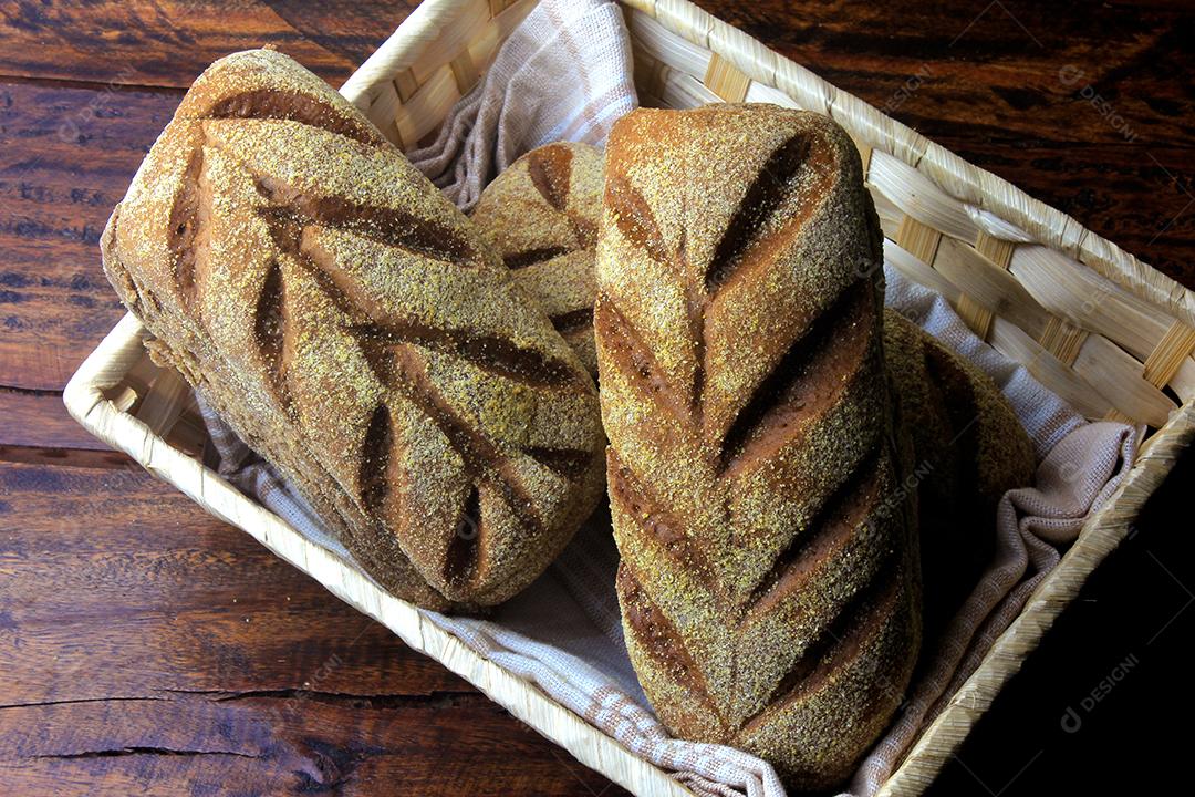 Pão australiano na cesta sobre fundo de madeira rústico. Tradicionalmente este pão é feito com chocolate em pó, açúcar mascavo e mel. Vista do topo