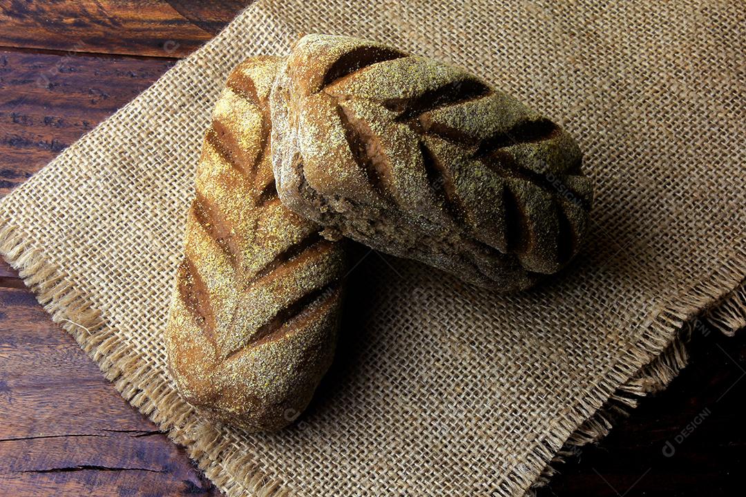 Pão australiano sobre tecido rústico sobre fundo de madeira rústico. Tradicionalmente este pão é feito com chocolate em pó