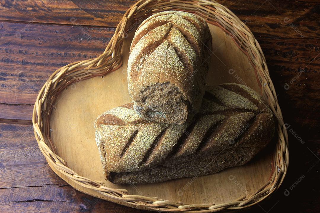 Naco de pão australiano assado no fundo branco. Tradicionalmente este pão é feito com chocolate em pó