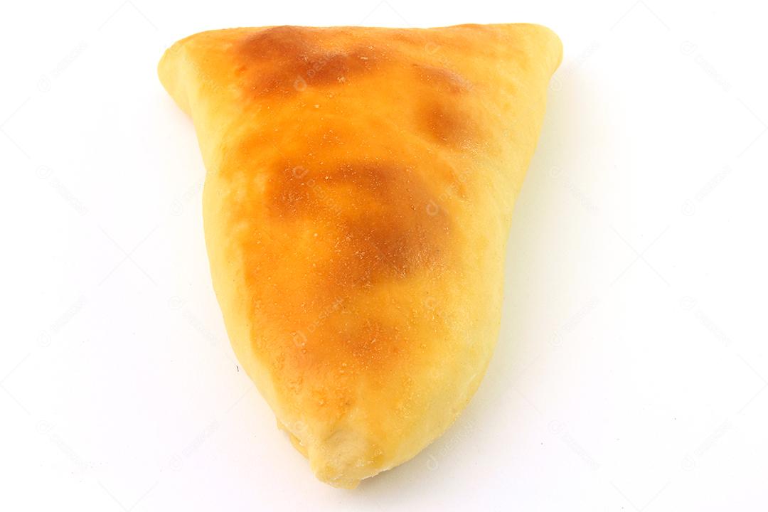 esfiha de carne (esfiha, esfirra) de origem árabe tradicionalmente adaptada para cozinha brasileira em fundo branco