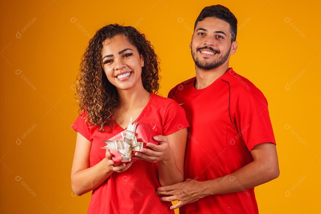 Retrato de casal de conteúdo em roupas básicas sorrindo para a câmera