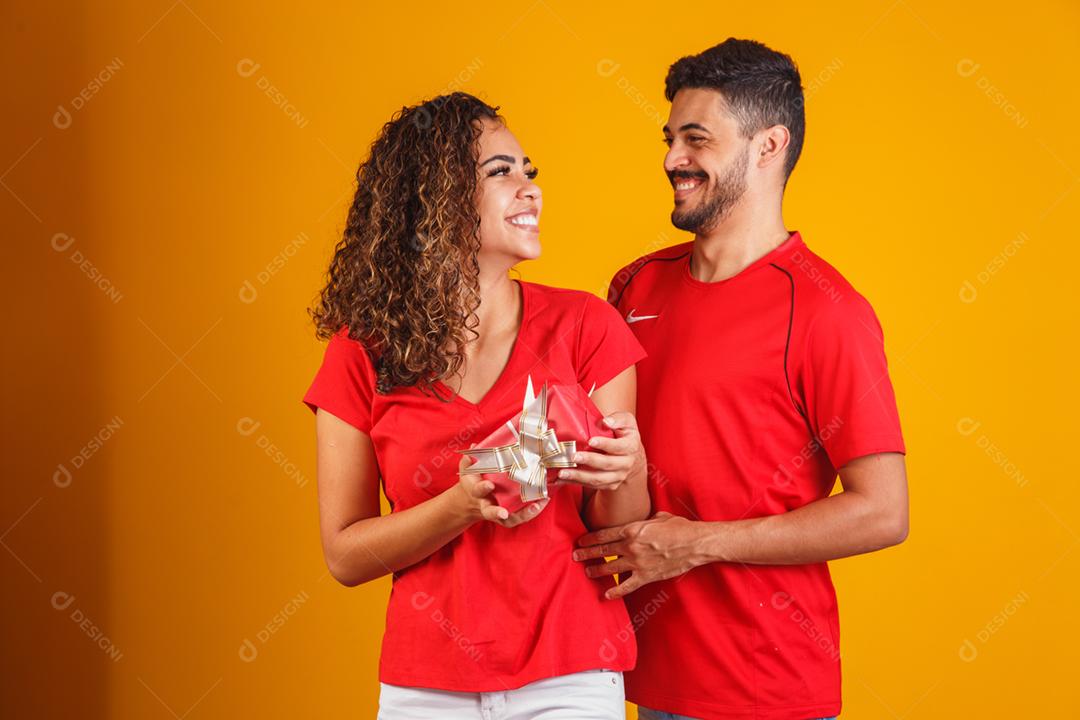 Retrato de casal de conteúdo em roupas básicas sorrindo para a câmera