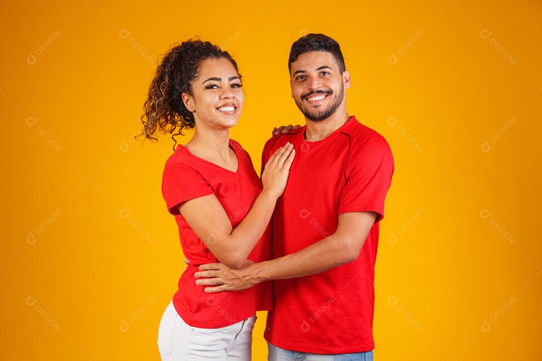 Retrato de casal de conteúdo em roupas básicas sorrindo para a câmera