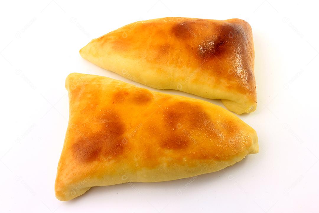 esfiha de carne (esfiha, esfirra) de origem árabe tradicionalmente adaptada para cozinha brasileira em fundo branco