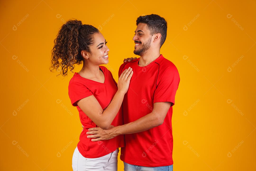 Retrato de casal de conteúdo em roupas básicas sorrindo para a câmera