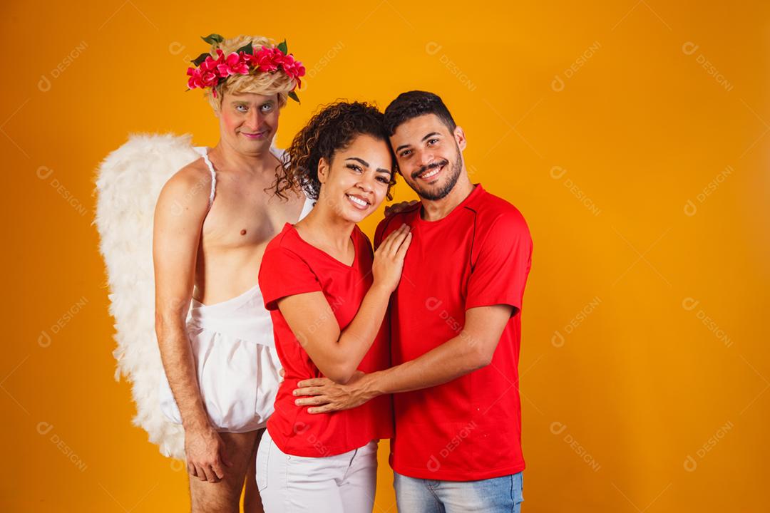 Retrato de casal de conteúdo em roupas básicas sorrindo para a câmera cupido