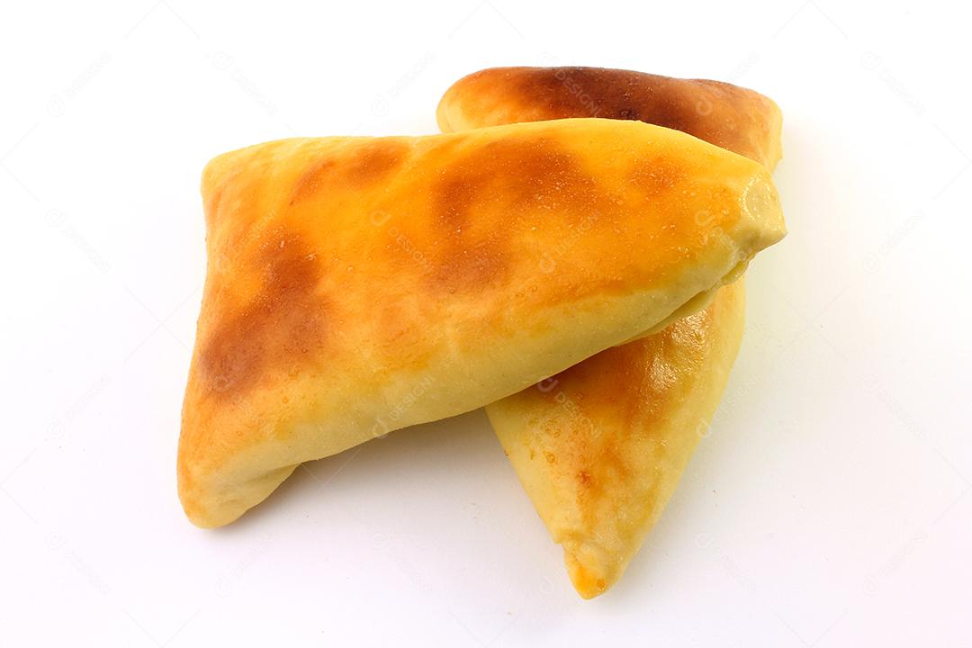 esfiha de carne (esfiha, esfirra) de origem árabe tradicionalmente adaptada para cozinha brasileira em fundo branco