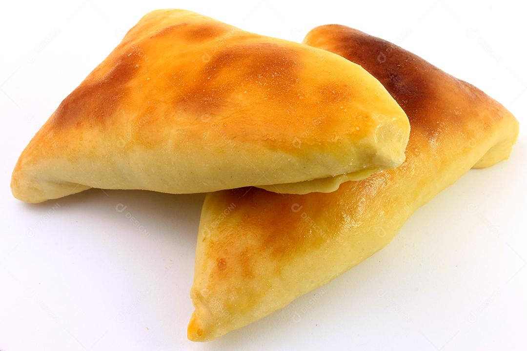 esfiha de carne (esfiha, esfirra) de origem árabe tradicionalmente adaptada para cozinha brasileira em fundo branco